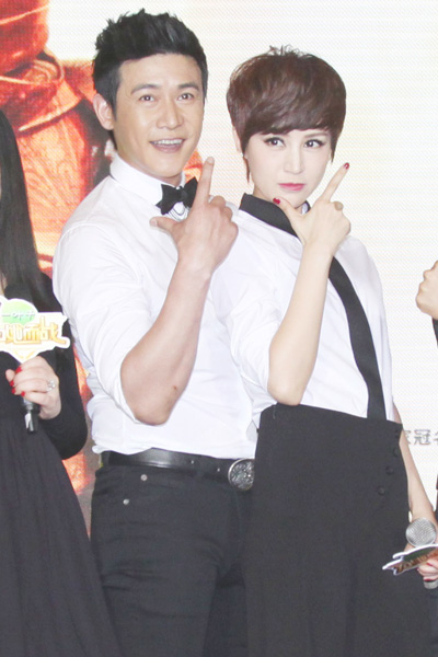 陆毅鲍蕾加盟《为她而战》被现场量腿|鲍蕾|陆毅|为她而战_新浪娱乐_新浪网