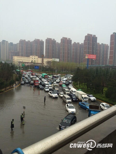 大雨致西安三环曲江盘道等处积水 多数路段已