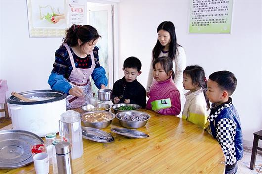 洪玛莉与婆婆一起照顾孩子吃饭