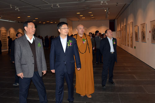 观众参观展览