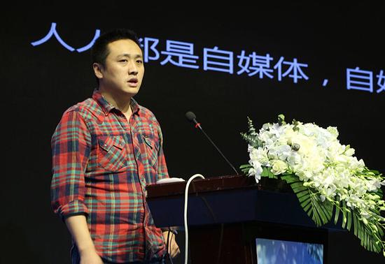 微博生活运营总监胡大治发表演讲:2015微博生活消费自媒体发展和扶持计划。他认为,自媒体的出现更多的是进一步促进电商的转变,消费信息获取与消费行为串联,这件事使每一个普通人参与进来。