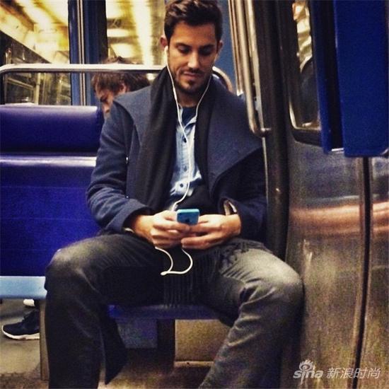 继伦敦之后 巴黎地铁上的帅哥也有公众账号了