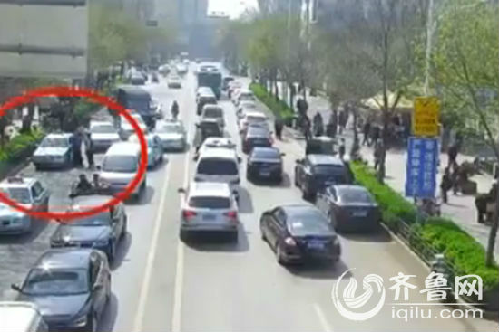 监控显示,两个人下车以后在路上互殴起来