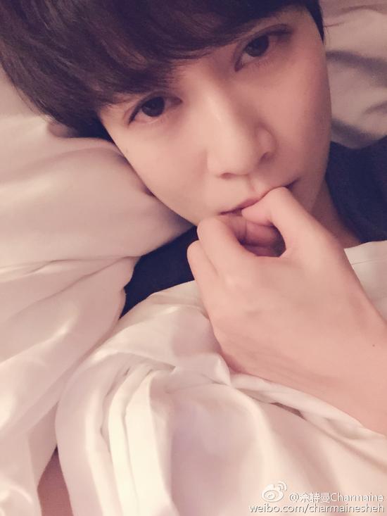 君好咬手指卖萌