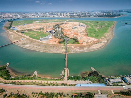 海口市司马坡岛文体运动基地高尔夫球场3月31日下午航拍图。