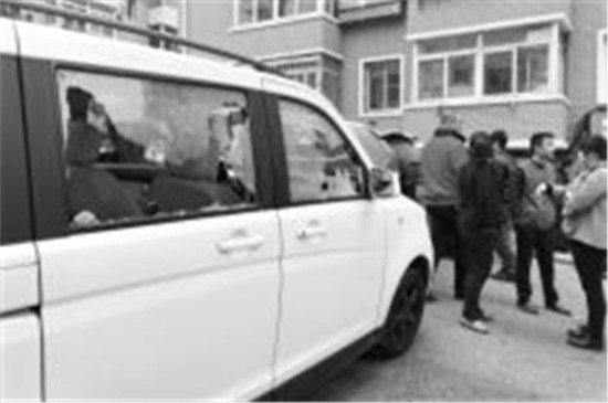停在楼下的车,莫名其妙被砸了。