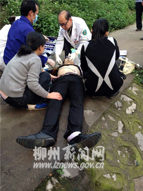 医护人员正在抢救男孩。