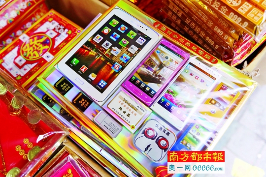 3月30日,清明节临近,广州仁济路祭品商铺售卖的潮流祭品———“数码产品”。