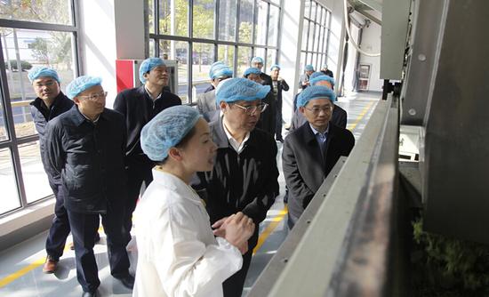 王学军调研祥源祁红产业园 亲身体验传统制茶