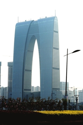 昨天,“东方之门”装上了最后一块玻璃幕墙,实现封顶,土建工程全部完成。 □记者 濮建明 摄