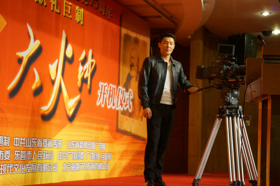 《大火种》开机 白威牵手陈瑾