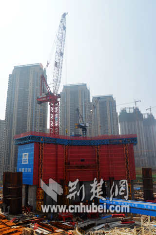 亚洲房建最大塔吊在武汉绿地中心完成首次爬升