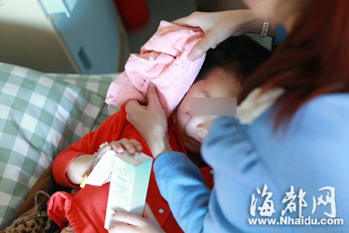 女娃脸上留下一条长长的伤疤,那惊恐的眼神,仿佛述说着那恐怖经历