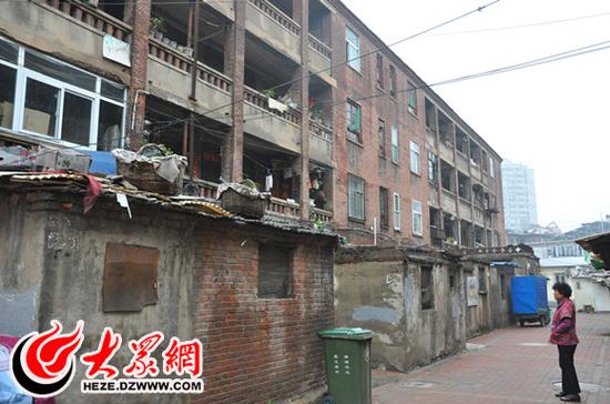 济南市的棋盘小区，居民王俊无奈地站在楼前