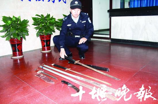 民警从电玩城收缴的刀具