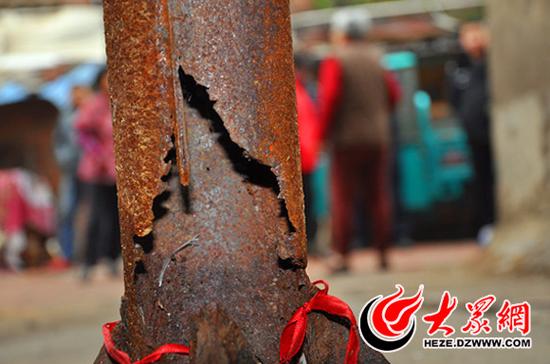 底部甚至出现了一个“口子”，令人担忧不已