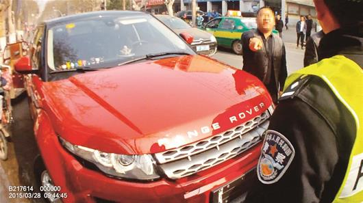 违停被查 路虎司机叫嚣“认识领导”