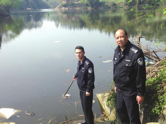 龚家乡民警在现场模拟救援过程
