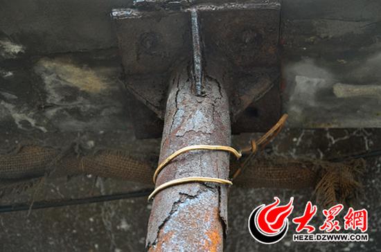 钢槽顶部的锈迹已经很多