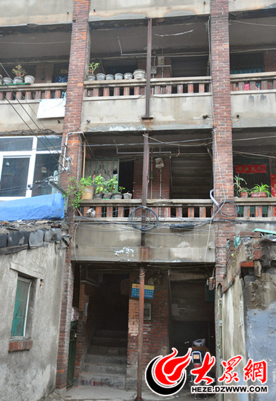 这栋楼通过一根钢槽固定楼体，钢槽是15年前安上的