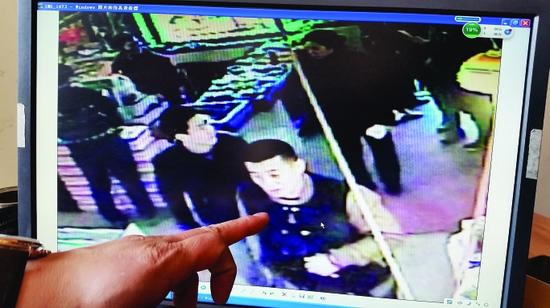 四个贼偷完手机敲竹杠 给我买两条烟就还你手机