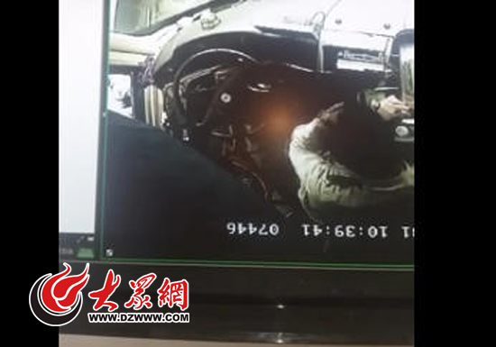 监控图像中,驾驶员侯师傅倒地的一瞬间