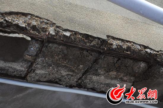 楼体的墙皮脱落很多，钢筋露在外面