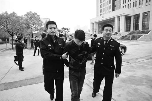 图为:犯罪嫌疑人被押回麻城 (图片由警方提供)
