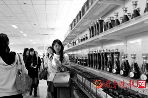 “国际超市”里已经摆满各类洋货。齐鲁晚报记者 刘雅菲 摄