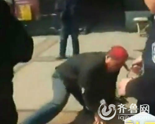 面對民警，這名男子玩起了假摔，丑態(tài)百出。（視頻截圖）