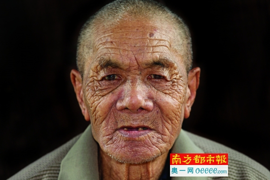 80岁的疍民吴兜发。