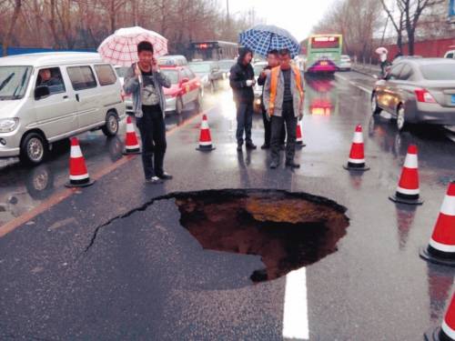 方家栏路口雨后突现“拦路”大坑。