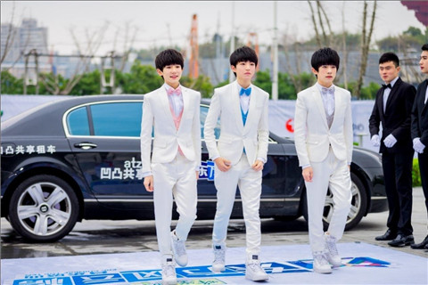 凹凸租车载明星上红毯