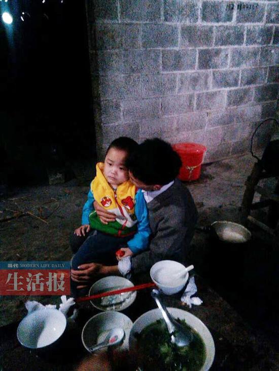 扮女装<em>卖文胸</em>被骂变态 80后父亲为救病儿无怨