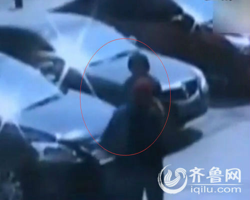監(jiān)控記錄男子當(dāng)街猥褻女子。（視頻截圖）