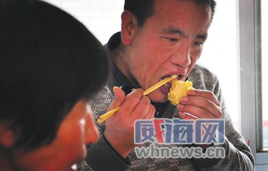 地瓜就白菜,粗茶淡饭,一家人同样吃得香。