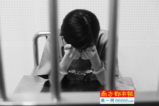 一女性诈骗嫌疑人被审讯,她们平时的工作是发送诈骗信息。南都记者 郭继江 摄