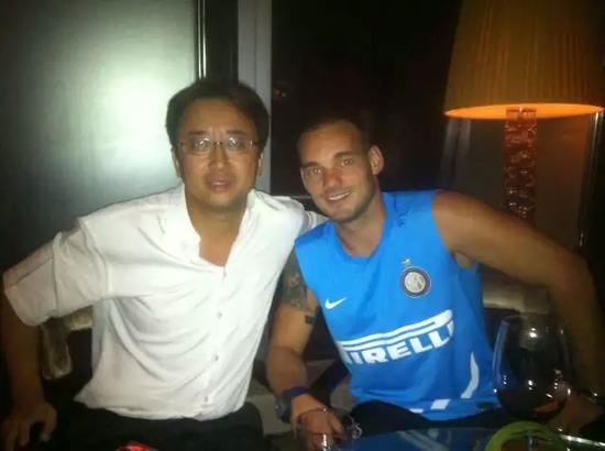 图注：白强与斯内德相识于2011年，他投资拍了一个足球纪录片，斯内德出演了。