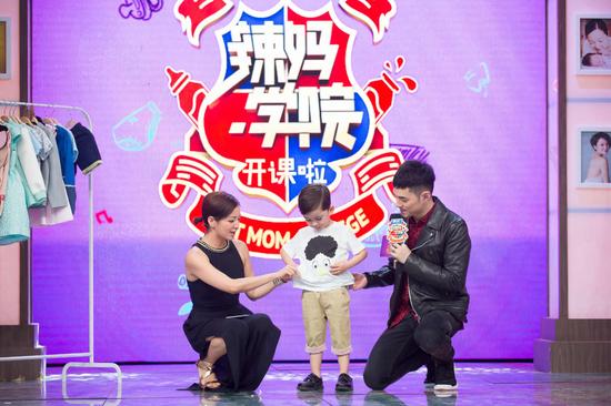 阿雅产后复出唱歌主持开辟新格局