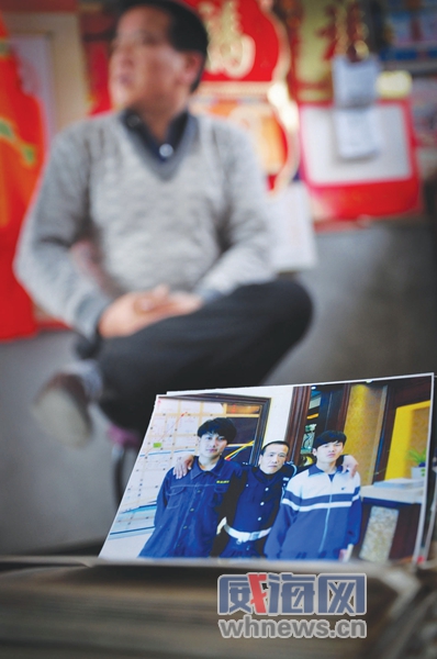 这些年,马勇和资助过的学生留下不少合影,闲着没事,他就翻出来看看。