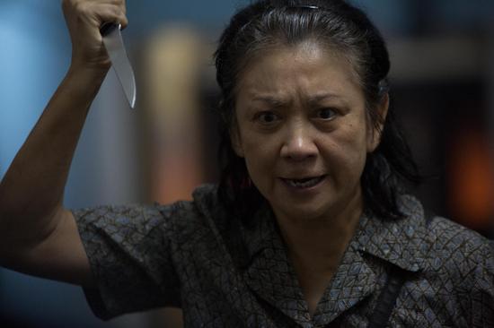 《暴疯语》鲍起静手持短刀面露凶光