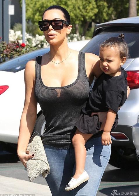 卡戴珊透视背心热辣秀深沟 抱女儿逛街显母爱