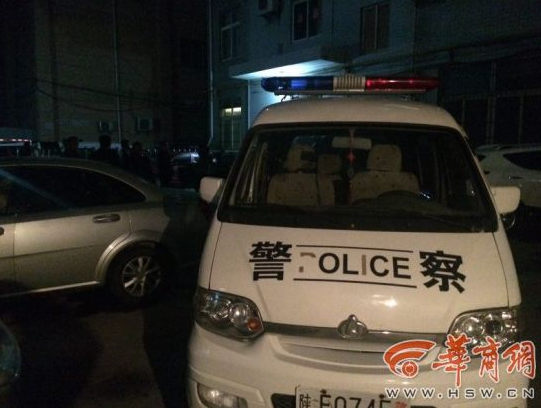 现场聚集了不少群众(图片来源:华商网)