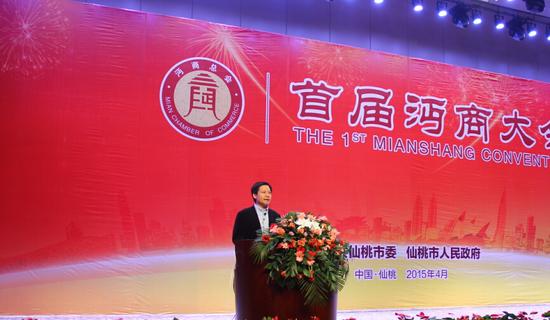 雷軍在首屆沔商大會(huì)上發(fā)表演講，介紹小米模式經(jīng)驗(yàn)。