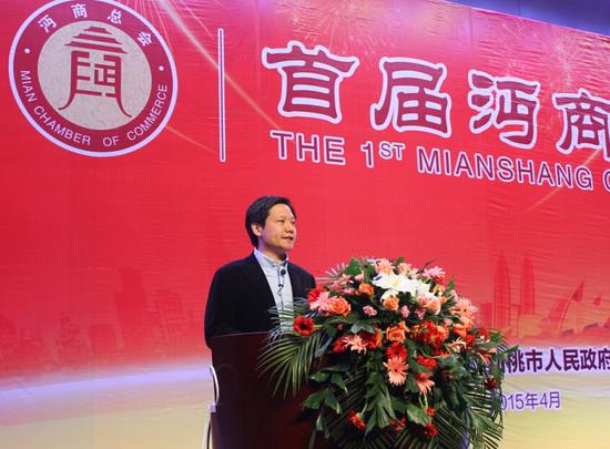 雷軍在首屆沔商大會(huì)上發(fā)表演講，介紹小米模式經(jīng)驗(yàn)。