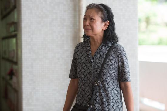 《暴疯语》鲍起静为女儿扫墓神情激动难掩悲伤