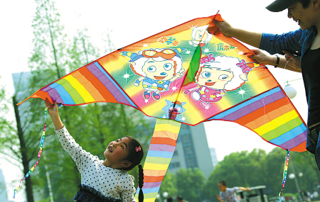 清明小长假家长带着孩子放风筝