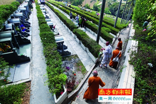 昨日,吉田永久墓园,四名身着僧服的人从墓碑前经过,工作人员称他们并不是真和尚,随后将他们赶走。