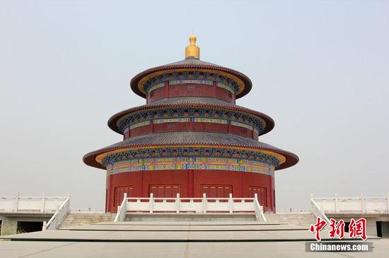 武汉新洲一农村豪华墓地,主体建筑“克隆”北京天坛,两边的佛塔“克隆”应县木塔,四面观音像“克隆”海南三亚的“南海观音”。