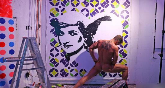 艺术家用阳具作画 “画笔”下名人栩栩如生